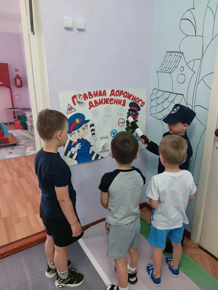 В рамках недели ПДД дети группы Золушка посетили холл, где разыграли ситуации на дороге...