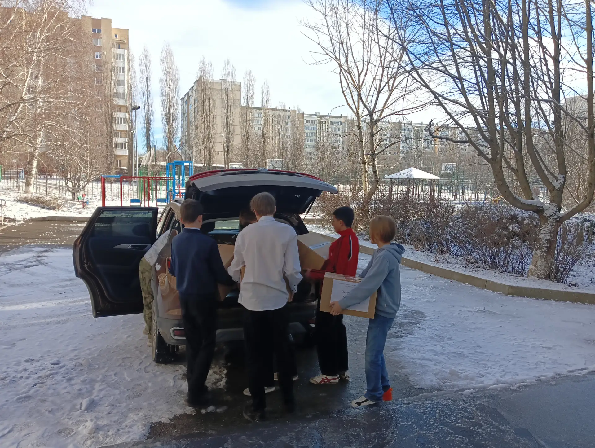Перед Новогодними праздниками в лицее провели акцию «Новогодняя посылка солдату». Учащиеся, родители