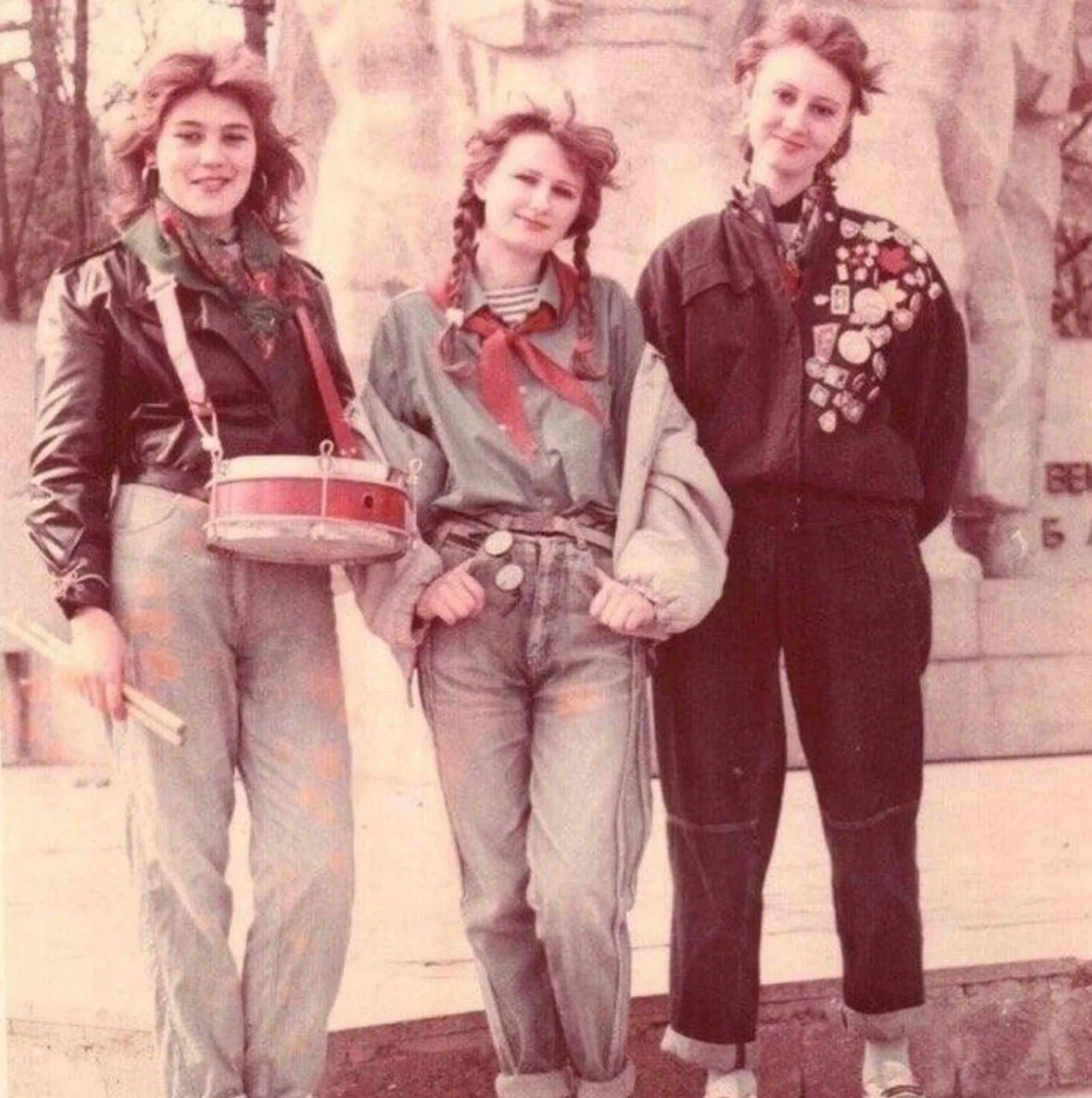 Девчонки из 80-х 📸

Ветер в волосах, джинсы, значки, магнитофоны и дворы. Совсем другая эпоха, друг