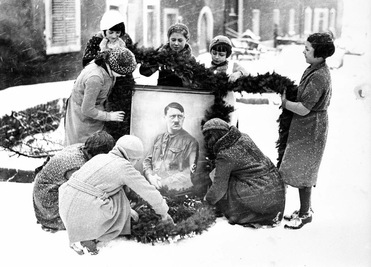 Девушки украшают портрет Гитлера на рождество в Третьем Рейхе, 1937 год.