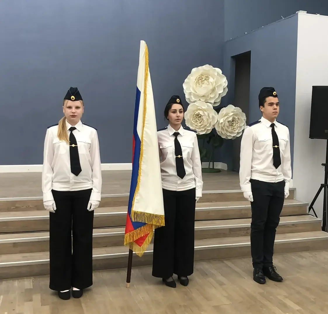 🇷🇺 Равнение на флаг!  Учебная неделя в нашей школе традиционно начинается с торжественных линеек, вы