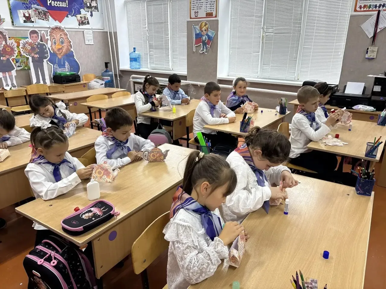 Урок доброты: «Орлята России» готовят подарки для старшего поколения 🤝🎨