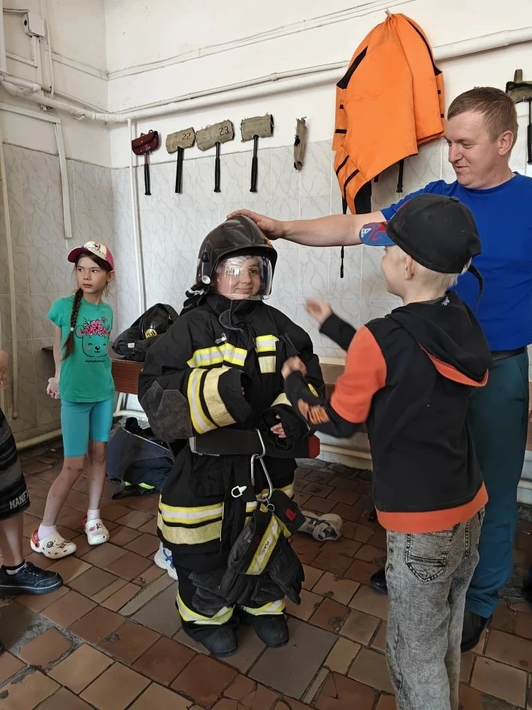 🧑‍🚒Сегодня воспитанники школьного лагеря “Родничок” побывали на экскурсии в пожарной части.
Это бы