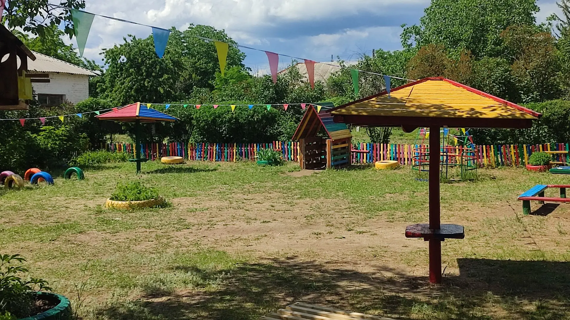 В ГБДОУ ЛНР «Краснолучский ясли-сад № 40 «Яблонька» завершился проект по благоустройству территории 