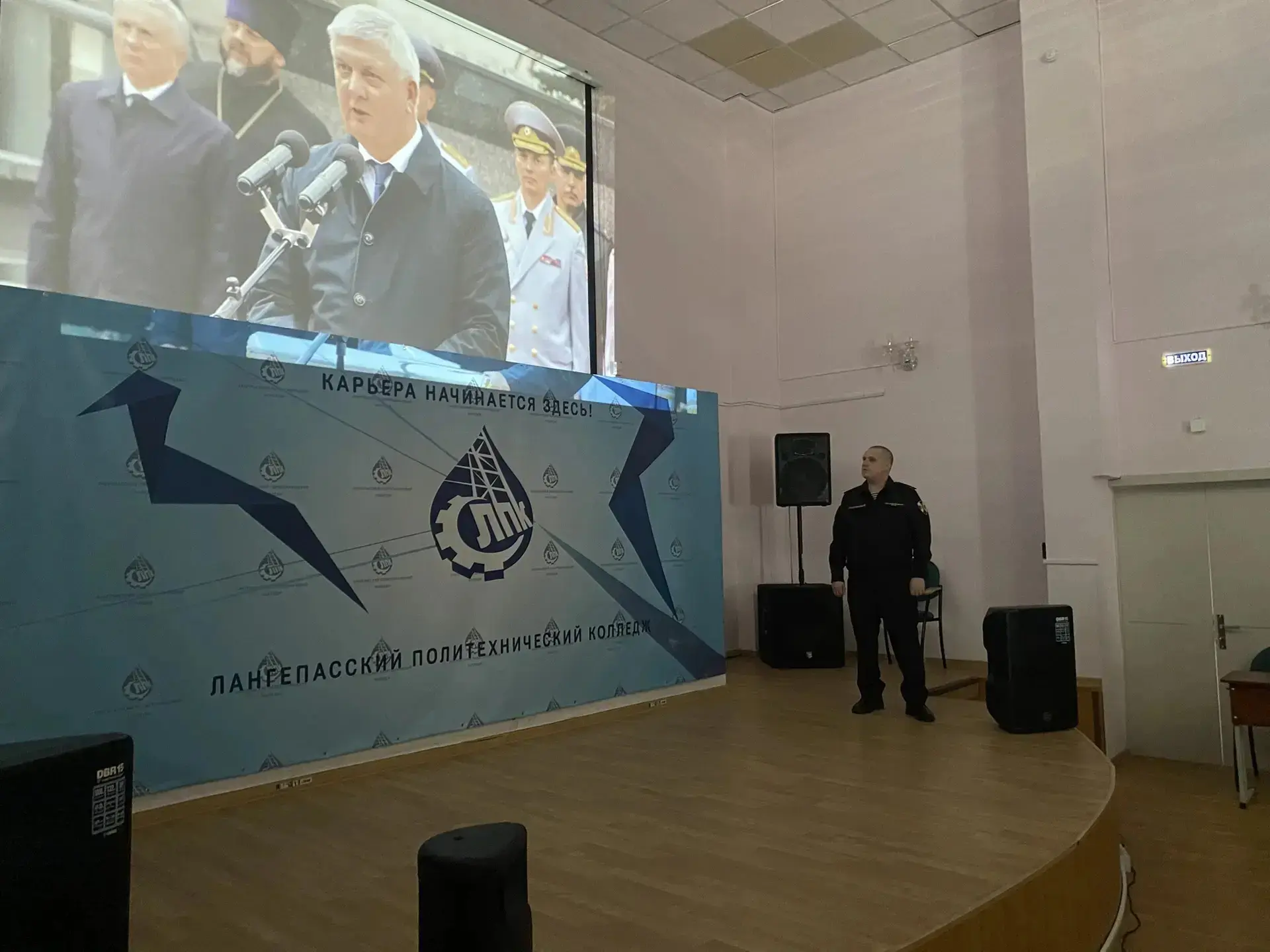 Сотрудники Лангепасского отдела вневедомственной охраны — лейтенант полиции Батищев Максим Анатольев