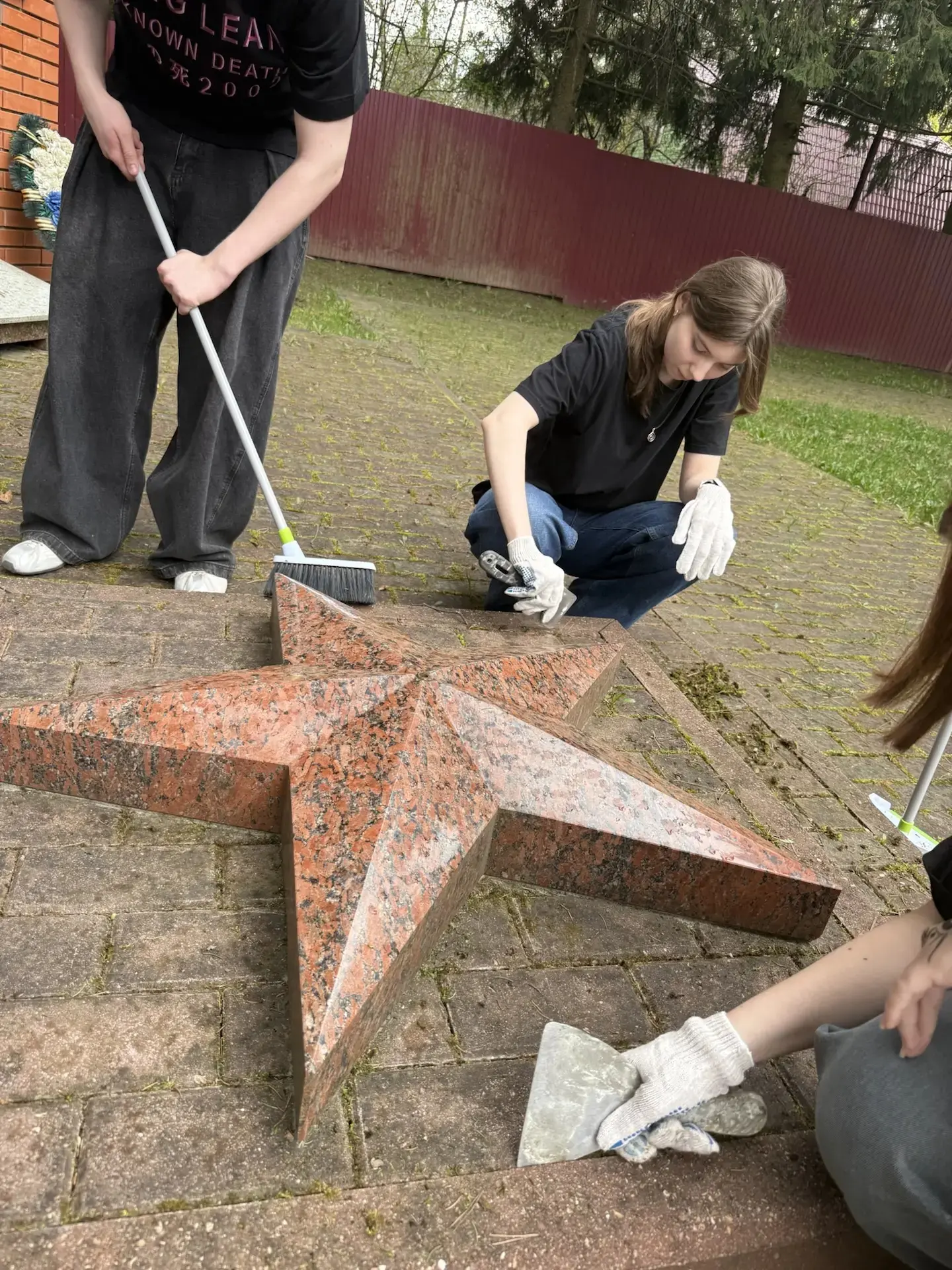 Ученики 10 класса Лесногородской школы приняли участие в патриотической акции в преддверии Дня Побед