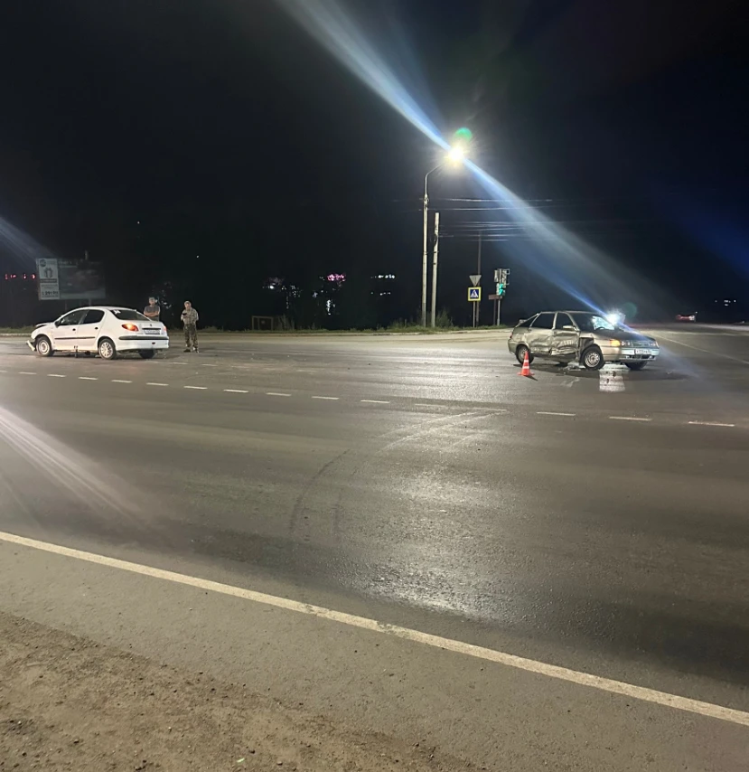 Здравствуйте. 22 августа произошла авария в 22:00 на перекрёстке у Ясной поляны. Спорна...