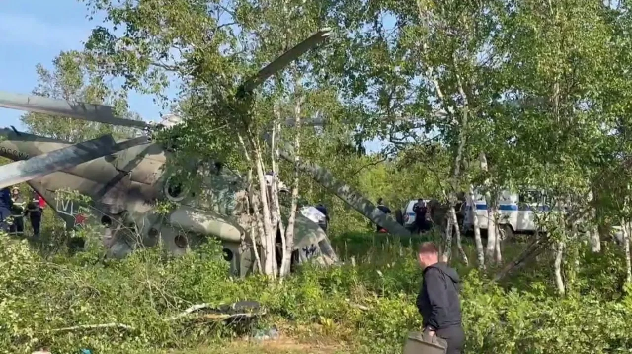 Вертолёт с сотрудниками избиркома и журналистами на борту совершил жесткую… — публикация канала «Экстренный вызов 112»