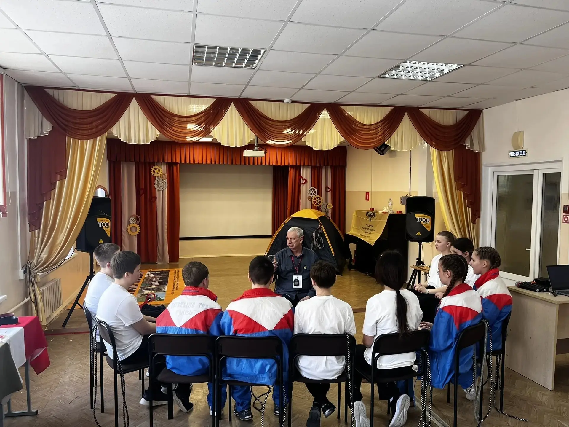 🎒 Учащиеся 8А класса посетили открытое занятие туристско-краеведческой направленности «Здорово»!  🎯 