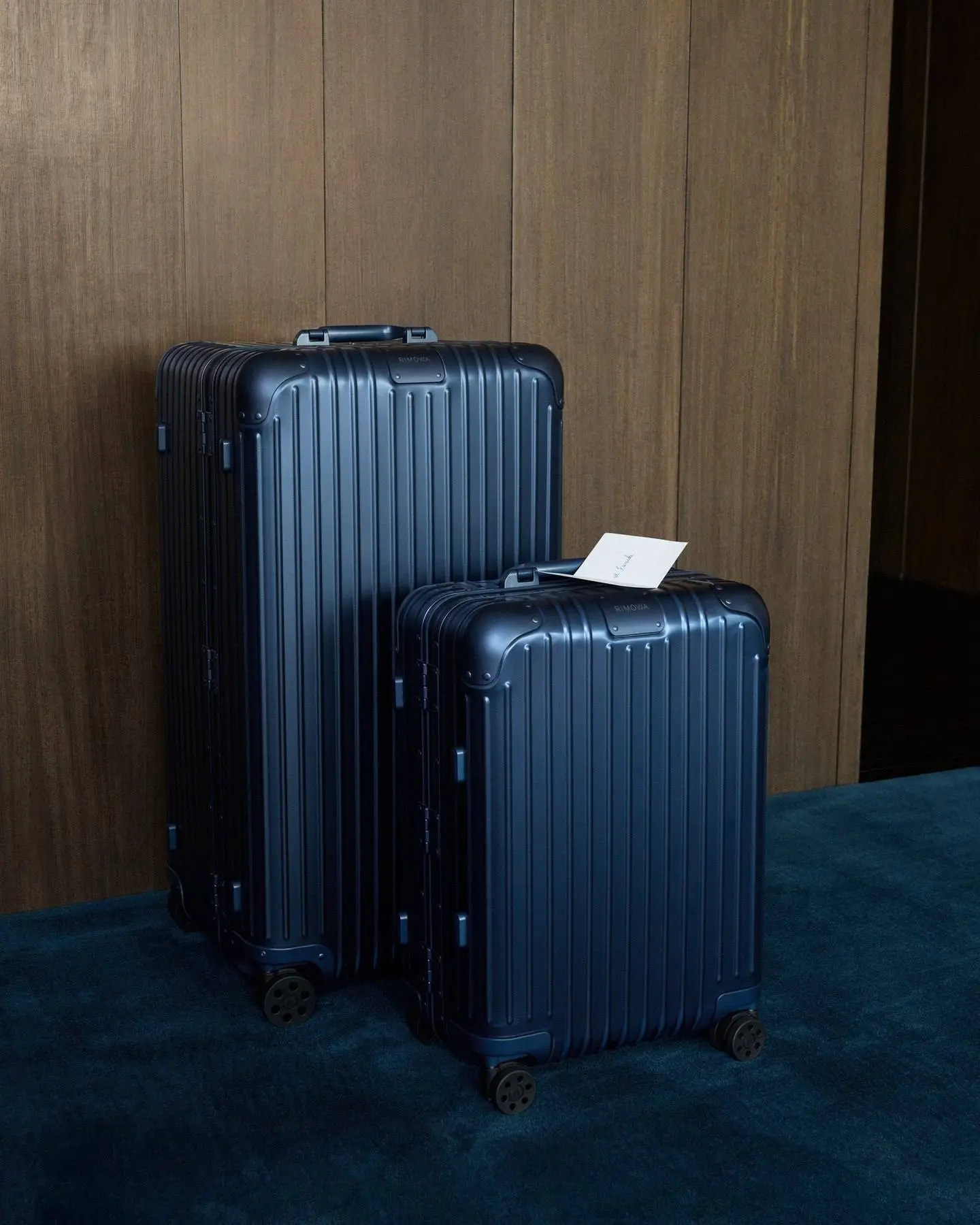 🧳💙 RIMOWA продолжает доказывать, что даже чемодан может стать частью личной истории. Бренд предста