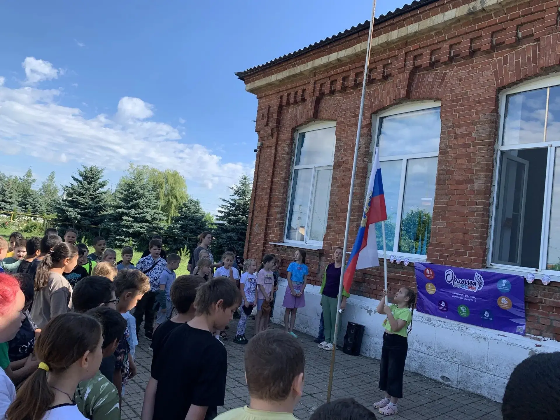 🦅 «Взгляд со стороны»: как в лагере «Затейники» гремел День Орлёнка!
Если посмотреть на сегодняшний