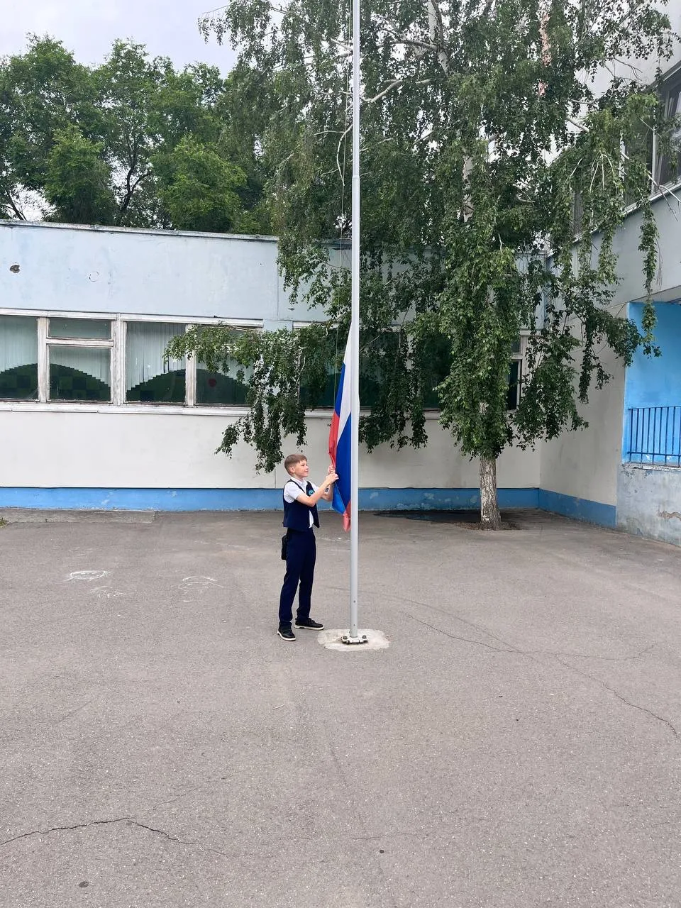 🇷🇺Традиционно утро понедельника в нашей школе началось с поднятия государственного флага Российской 