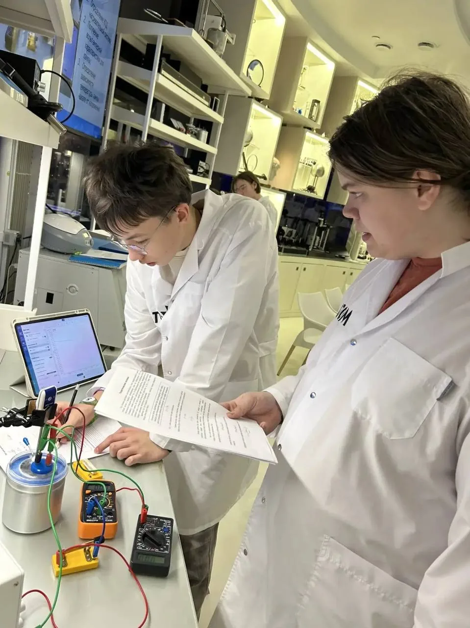 Физика на практике  👨‍🔬10 апреля в рамках городского проекта «Учебный день в музее» учащиеся 10И кла