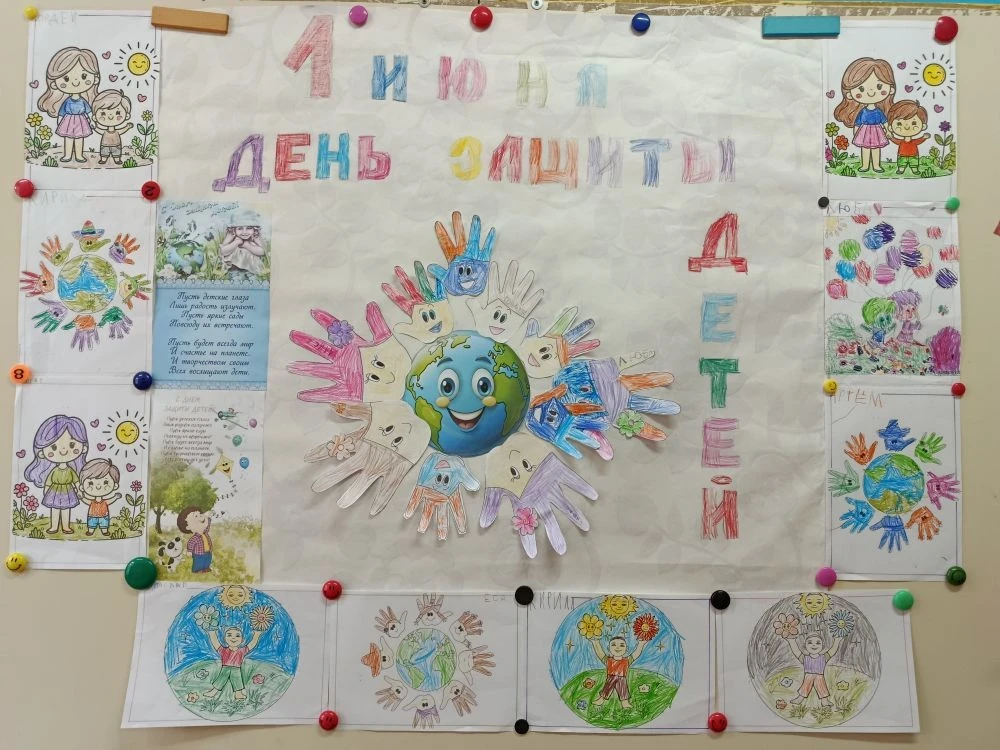Ребята из 3 группы "Улыбка" тоже усердно трудились, чтобы подготовиться к празднику Дню...