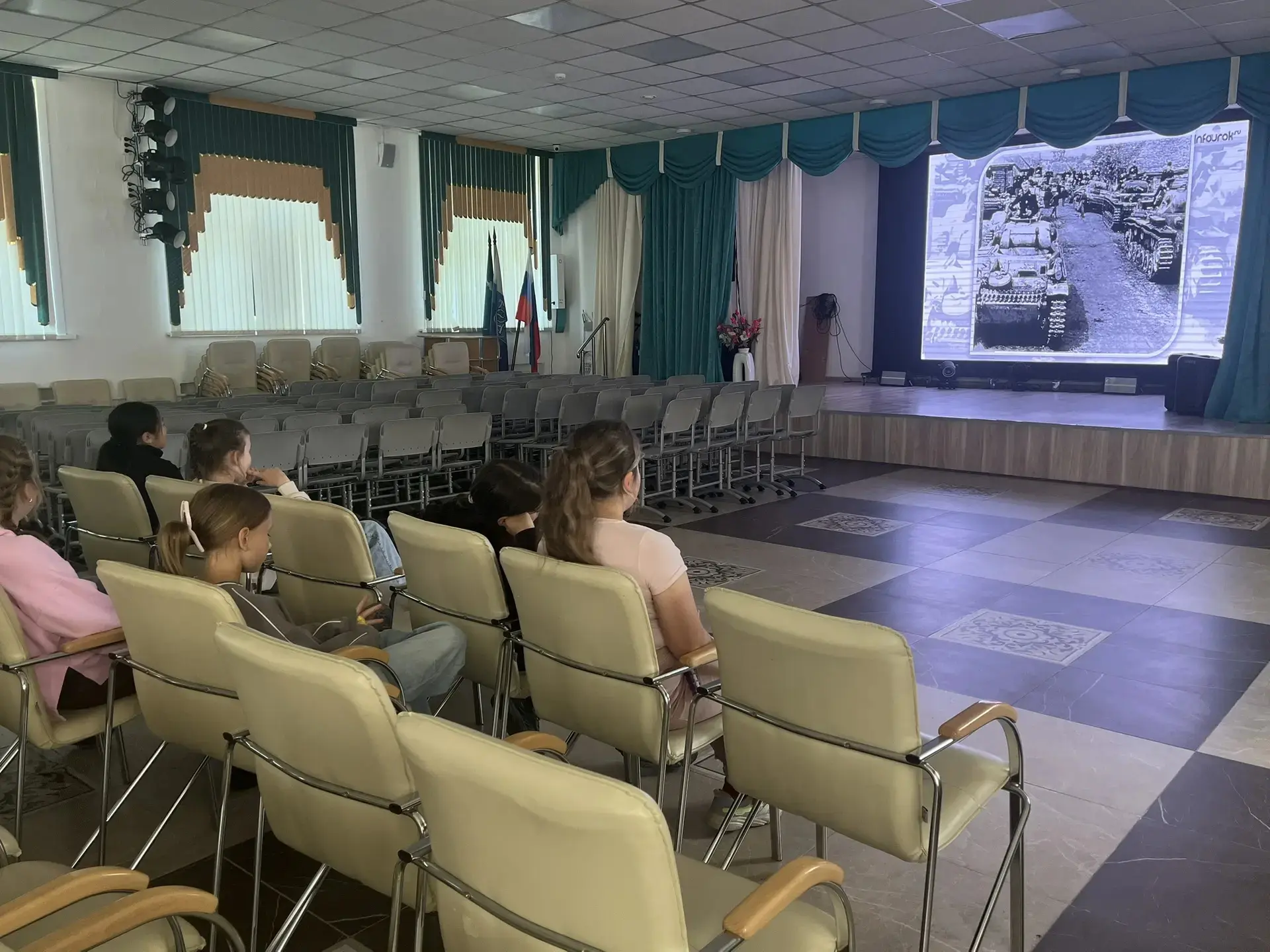 В День памяти и скорби
мы склоняем головы перед великим подвигом советских солдат, мужеством тружени