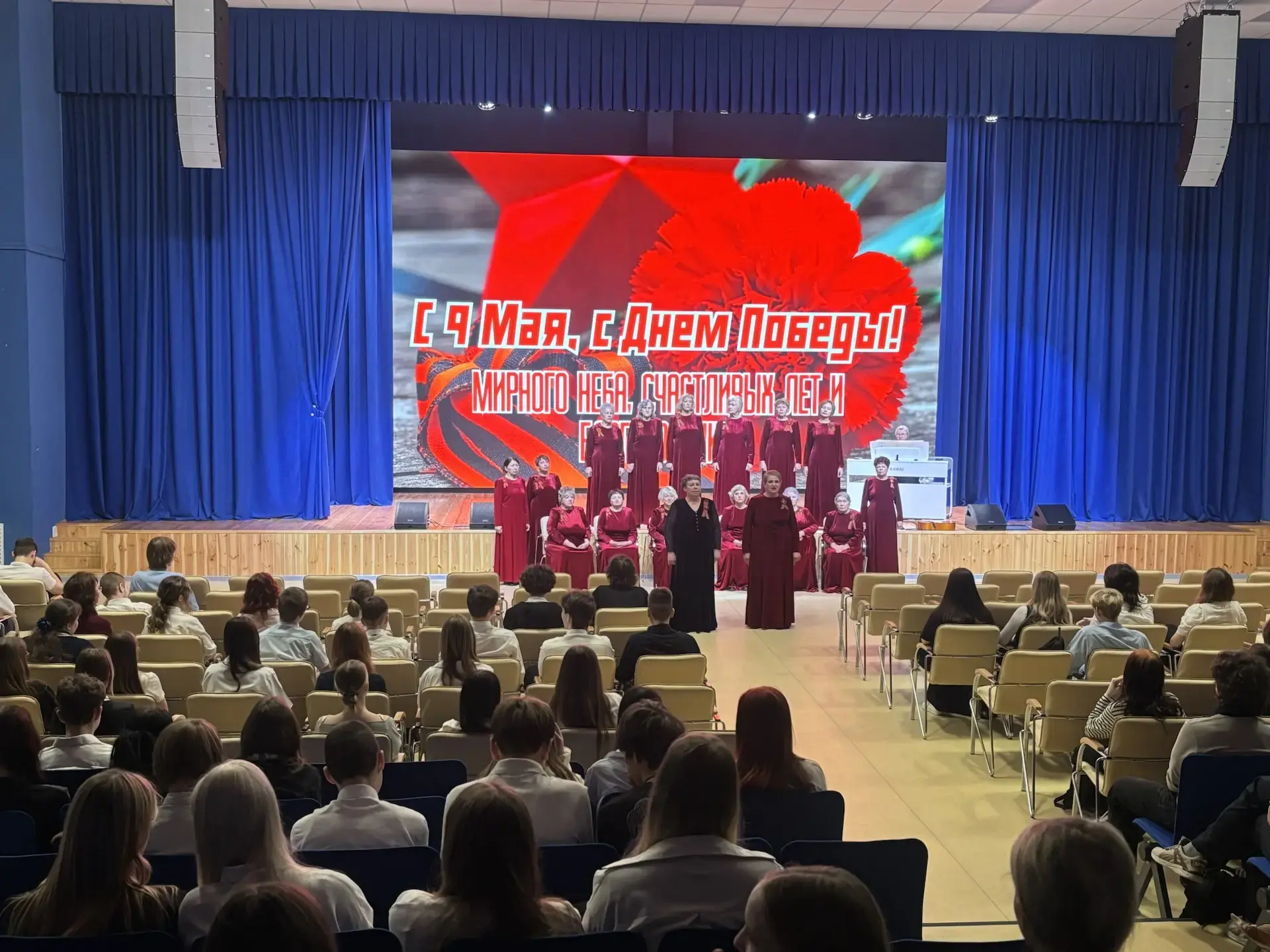 🎖️ Народный хор ветеранов: "Живое эхо войны"  В нашей школе в рамках акции «Колокол памяти» состояла