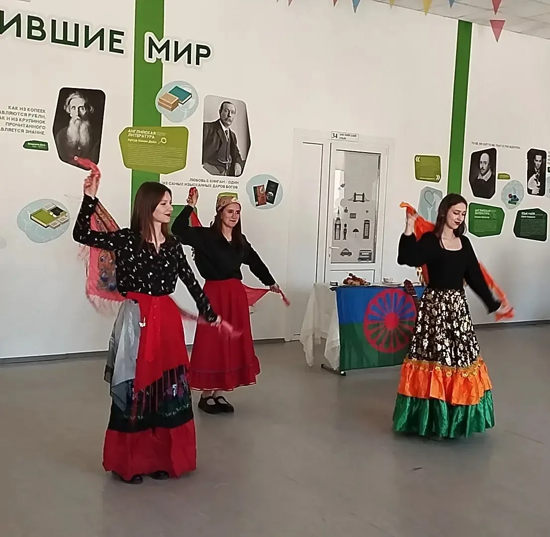 Сегодня в МБОУ СОШ №3 завершился удивительный фестиваль народов России! 🎉  Это был яркий праздник ку