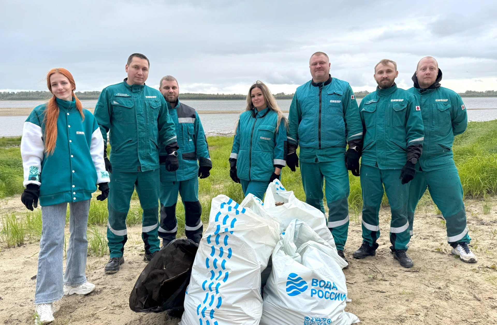 💙Около 8 кубометров мусора собрали на берегу Оби в Нижневартовске сотрудники «СибурТюм...