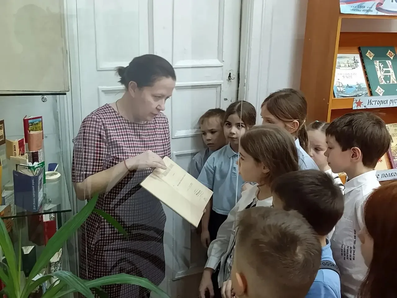 10 февраля ученики 2 «В» класса посетили библиотеку имени Гайдара📚   В ходе встречи ребятам рассказа