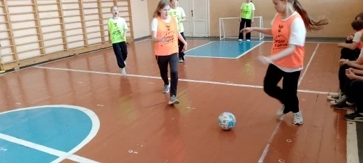 В рамках проекта "Футбол в школе"  в нашем лицее  проходят футбольные уроки физкультуры. Нас посетил