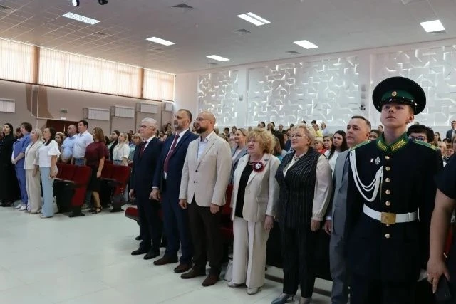 Надежда Пономарева пожелала курским педагогам новых побед, мудрости и взаимности от уче...