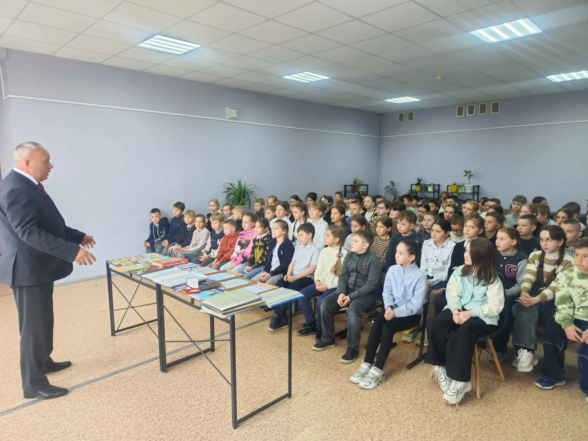 Сегодня, 30 апреля, в нашей школе царила особенная атмосфера - к нам снова приехал волгоградский поэ
