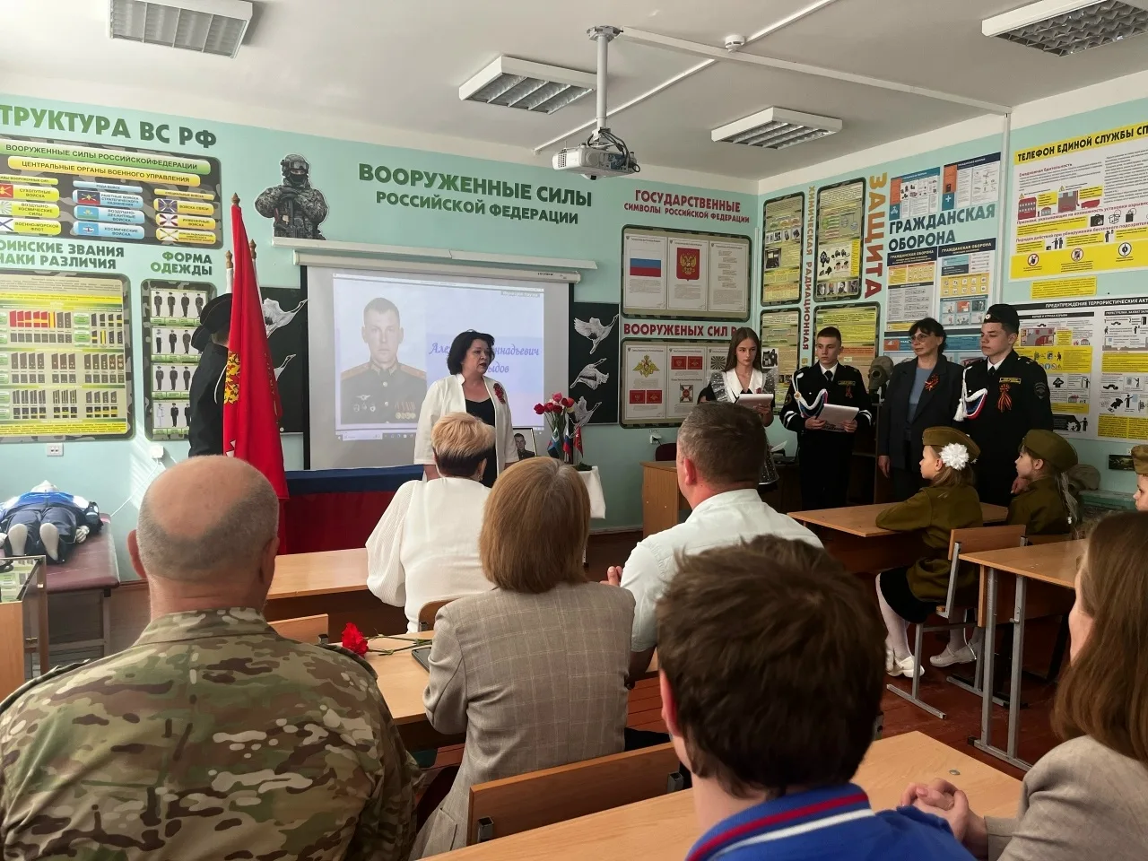 🎗Парта Героя🎗  🏵Сегодня в нашей школе произошло по-настоящему трогательное и важное событие — мы отк