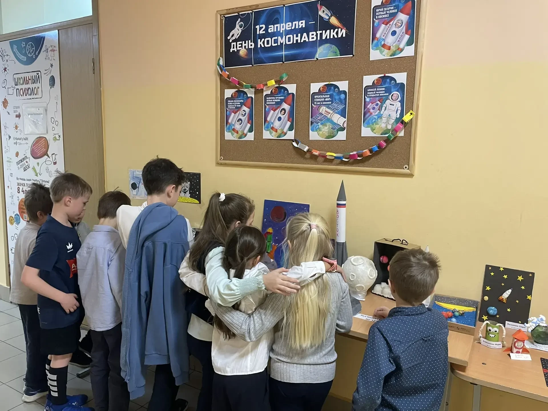 🤩 В наших школьных корпусах открылись выставки, посвящённые Дню космонавтики. 🤗 Свои работы представ