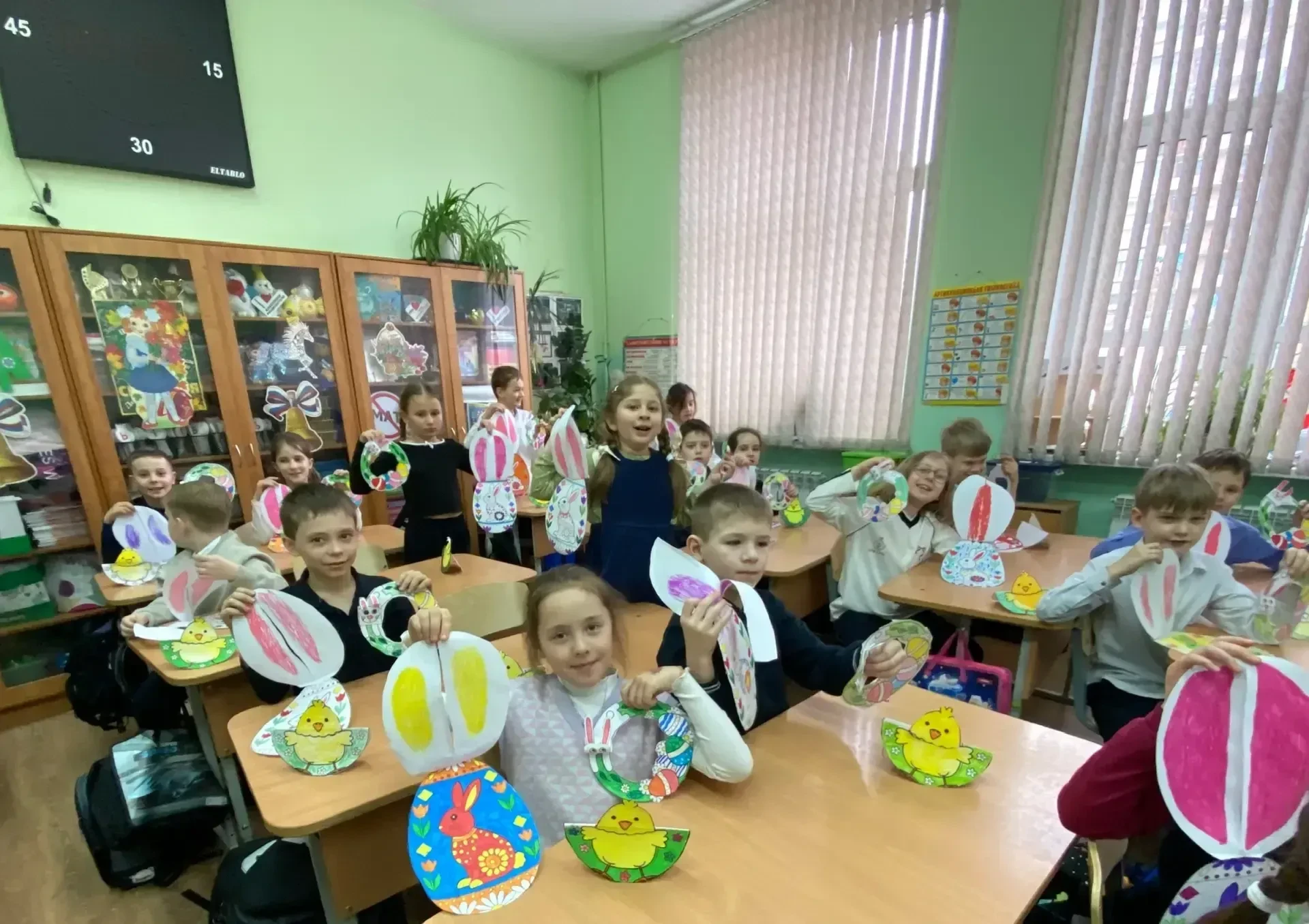 😍 Всю неделю в школе активно шла подготовка к светлому празднику Пасхи — в классах появлялись весенн