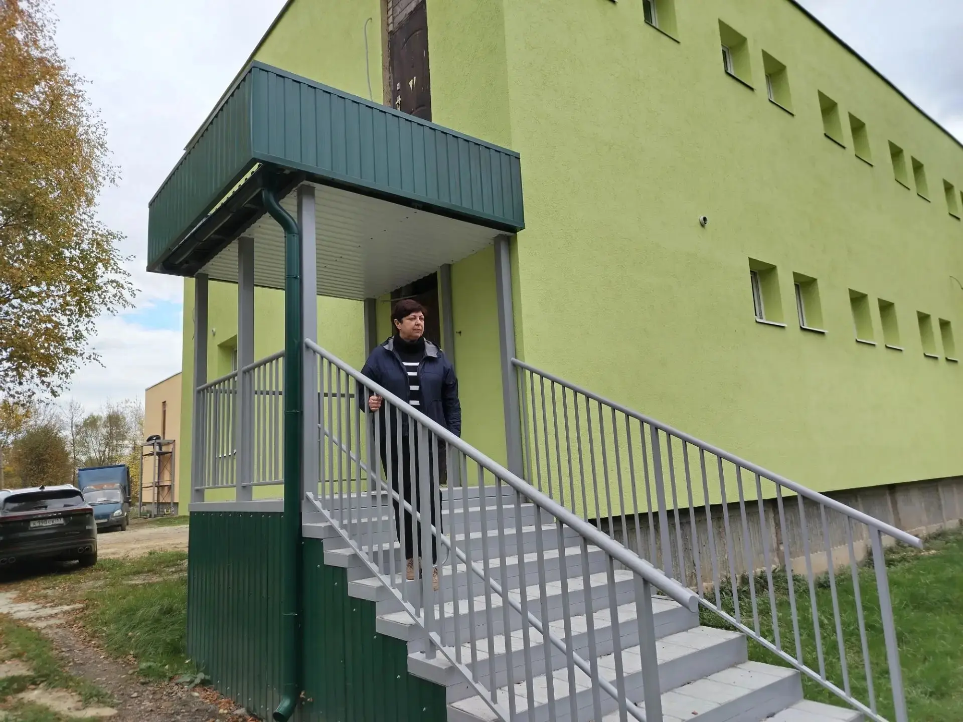 Глава города Елена Морокина совместно с депутатом городской Думы Еленой Небальзиной пос...