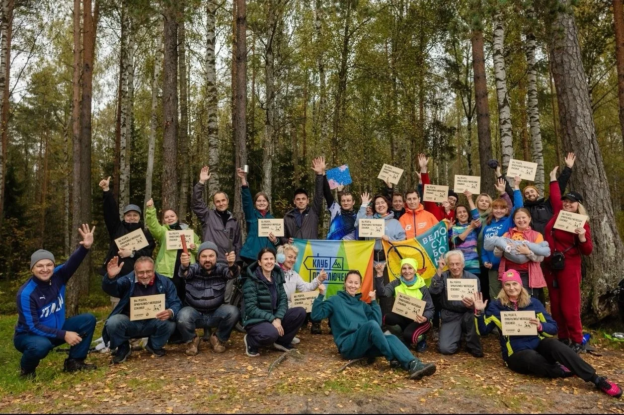 Жители Петербурга и Всеволожска провели экологический субботник на Круглом озере.