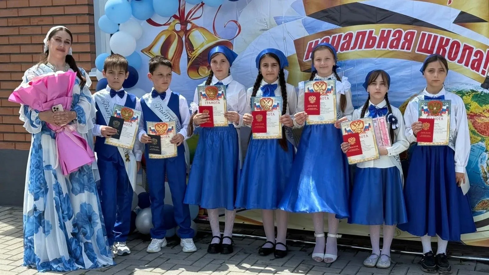 🎉 Сегодня в школе прозвенел Последний звонок…