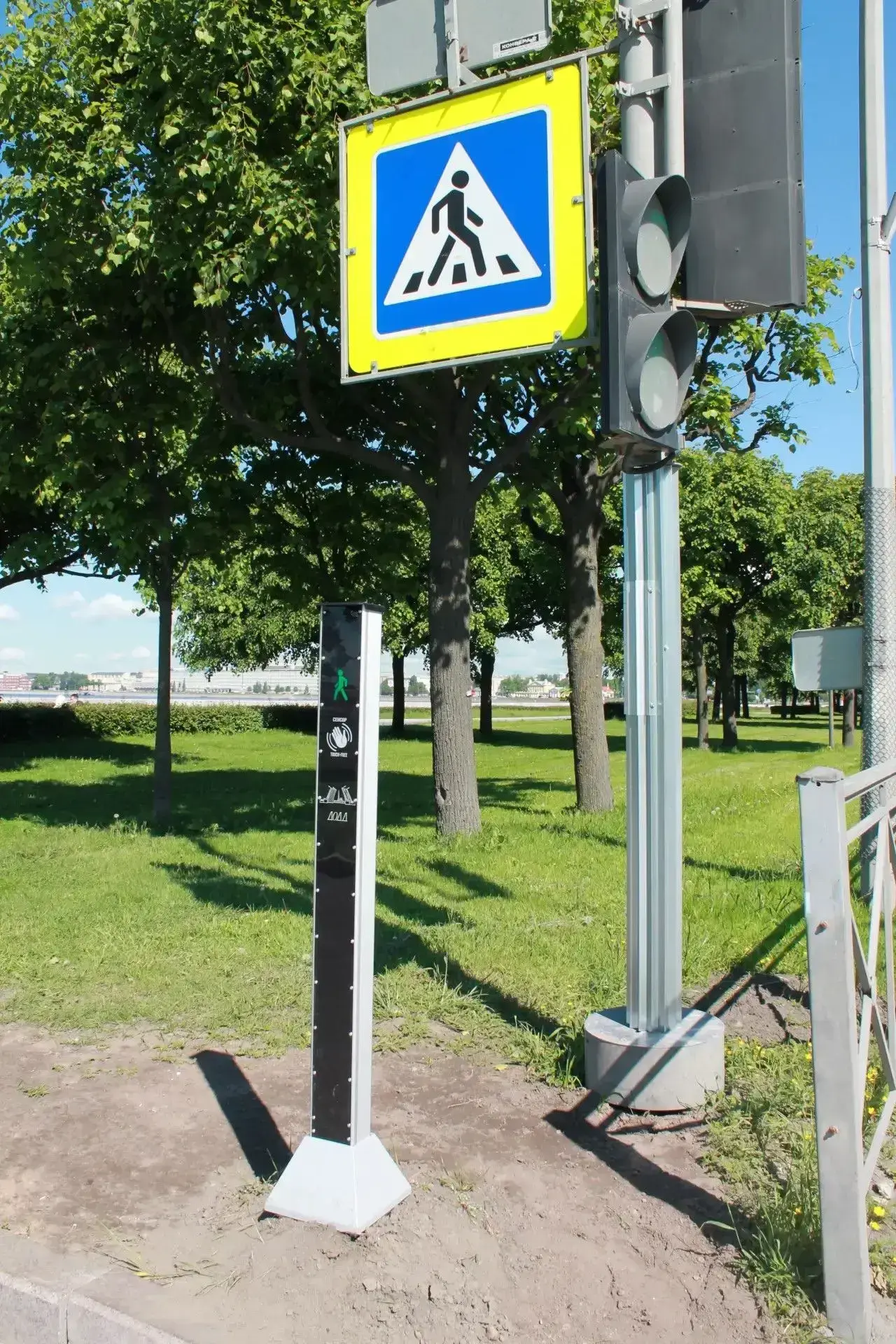 🚦Сенсорная кнопка и голосовое оповещение: на Свердловской набережной у дома №64 тестир...