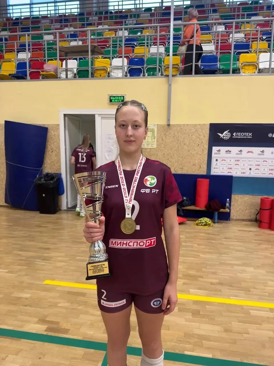 Ученица 9А класса Оксана Гулякова в составе команды  заняла первое место в Первенстве Р...