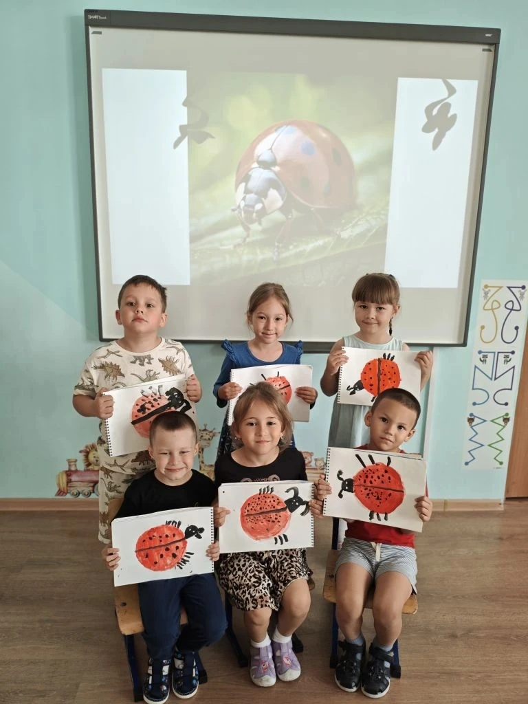 Божья коровка
Ползет по ладошке.
У этой букашки
Спинка в горошек.
Семь черных точек
На красных крыла