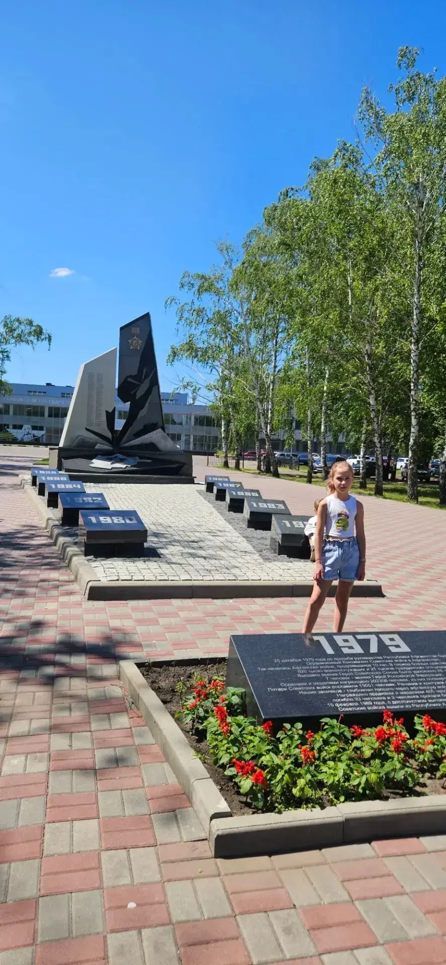 Василиса М, ученица 4»Б» класса на каникулах посетила город Тамбов. 

В Тамбове есть памятник воинам