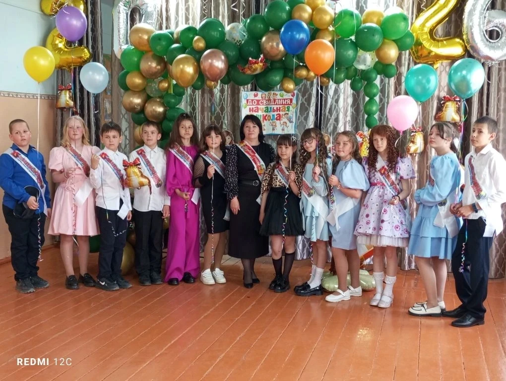 Прощай, начальная школа! 🎓

28 мая у наших четвероклассников был особенный день - выпускной! 4 клас