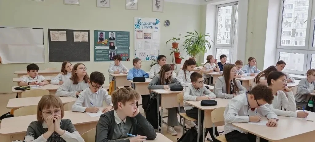 Сегодня, 28 апреля, с учащимися 5М и 6М класса провел занятие выпускник МФТИ, сотрудник Института эл