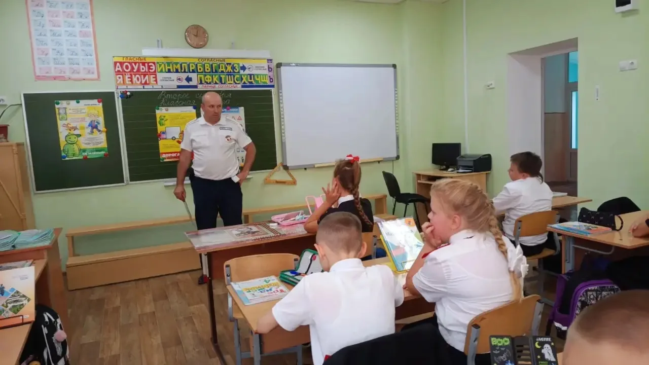 ⚠️Госавтоинспекторы побеседовали со школьниками о безопасности на дороге