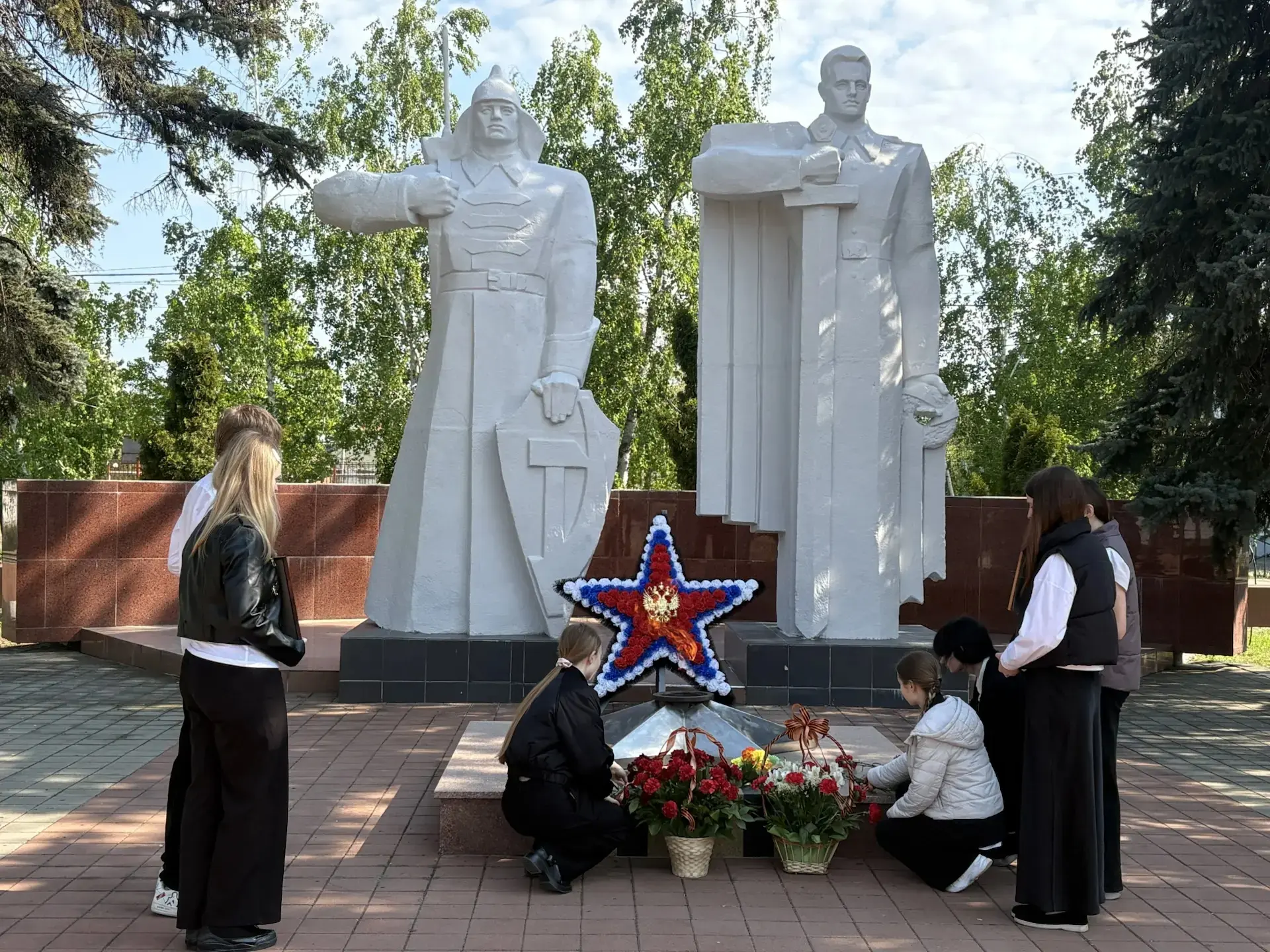✏️В День Победы учащиеся школы возложили цветы к памятнику героям войны, отдав дань памяти тем, кто 
