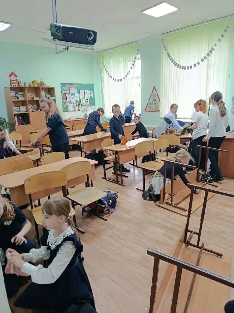 📌Наш 3 «В» сияет чистотой! Ребята дружно взялись за генеральную уборку: отмыли парты, привели в пор