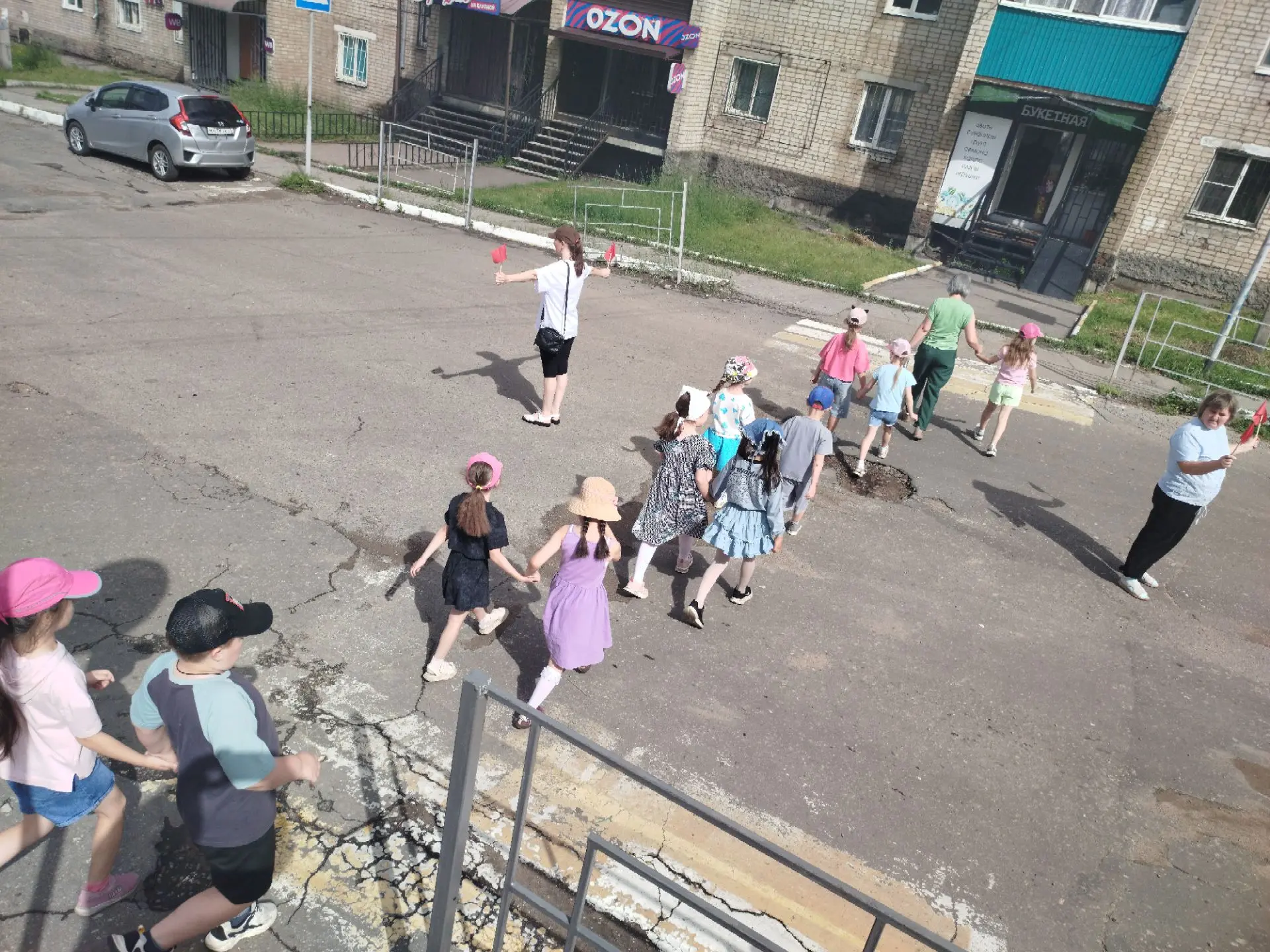 И куда же так целеустремленно отправились эти ребята? В удивительный мир, источник знан...