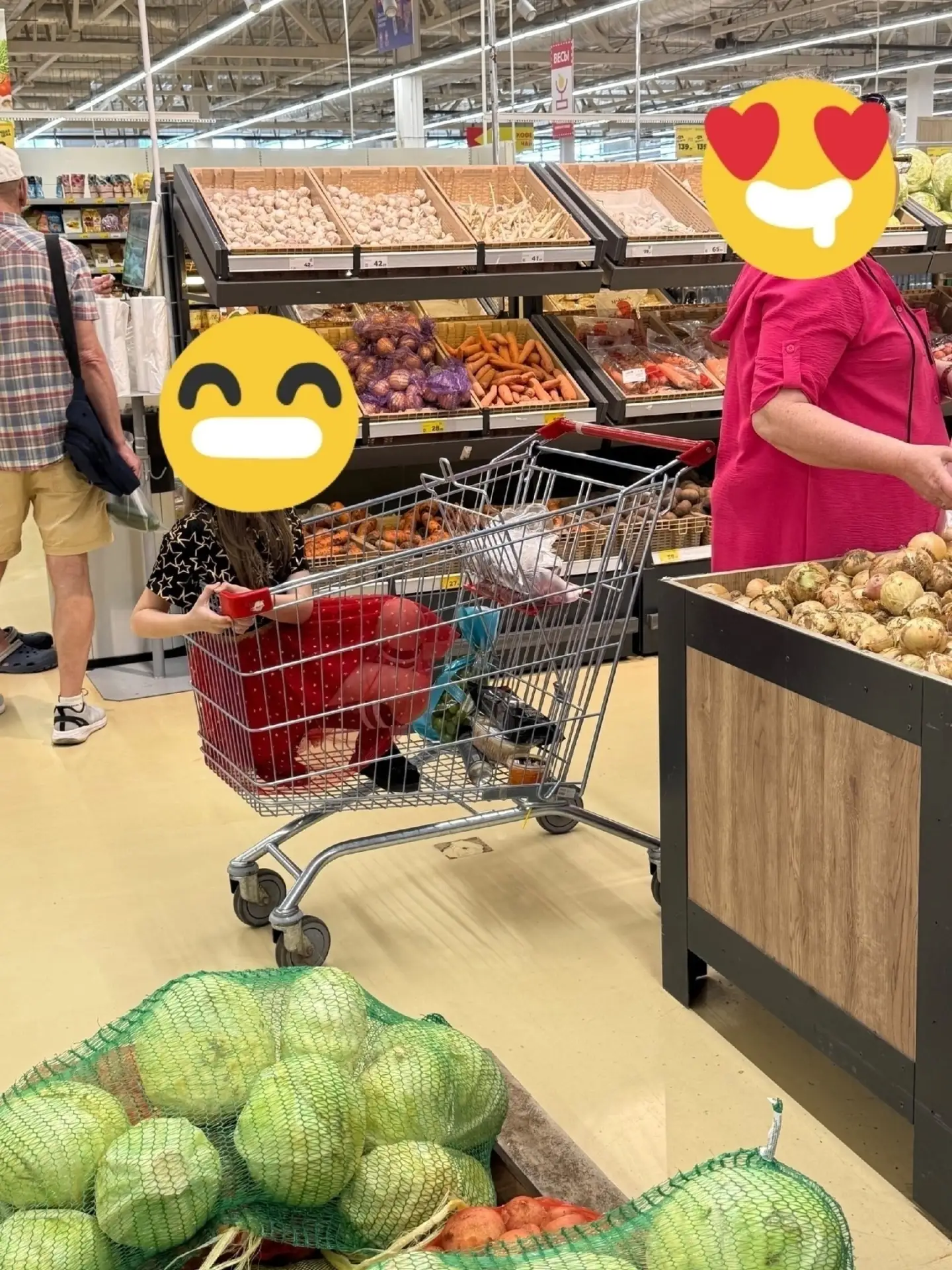 Как вы относитесь к таким родителям , которые сажают своих чад в продуктовые тележки ????