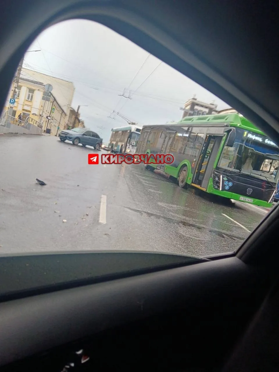 Ленина Московская ДТП. ГРАНТА И АВТОБУС не поделили дорогу. Ожидается большая пробка в ...