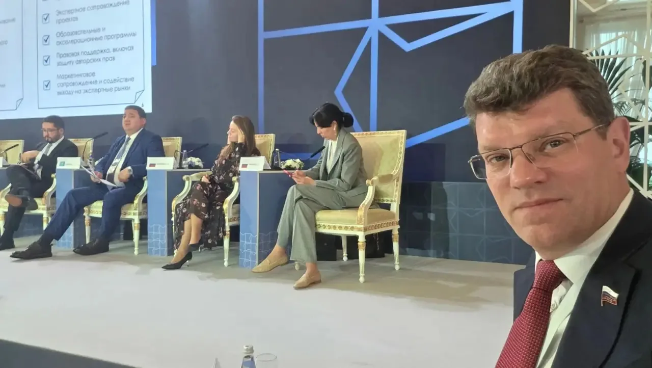 Продолжаем работу в Санкт-Петербурге - выступил модератором сессии «Креативные индустрии в повестке 