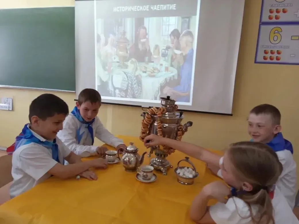 ☕️Сегодня для наших второклассников-орлят России прошло необычное занятие — «Историческое чаепитие» 