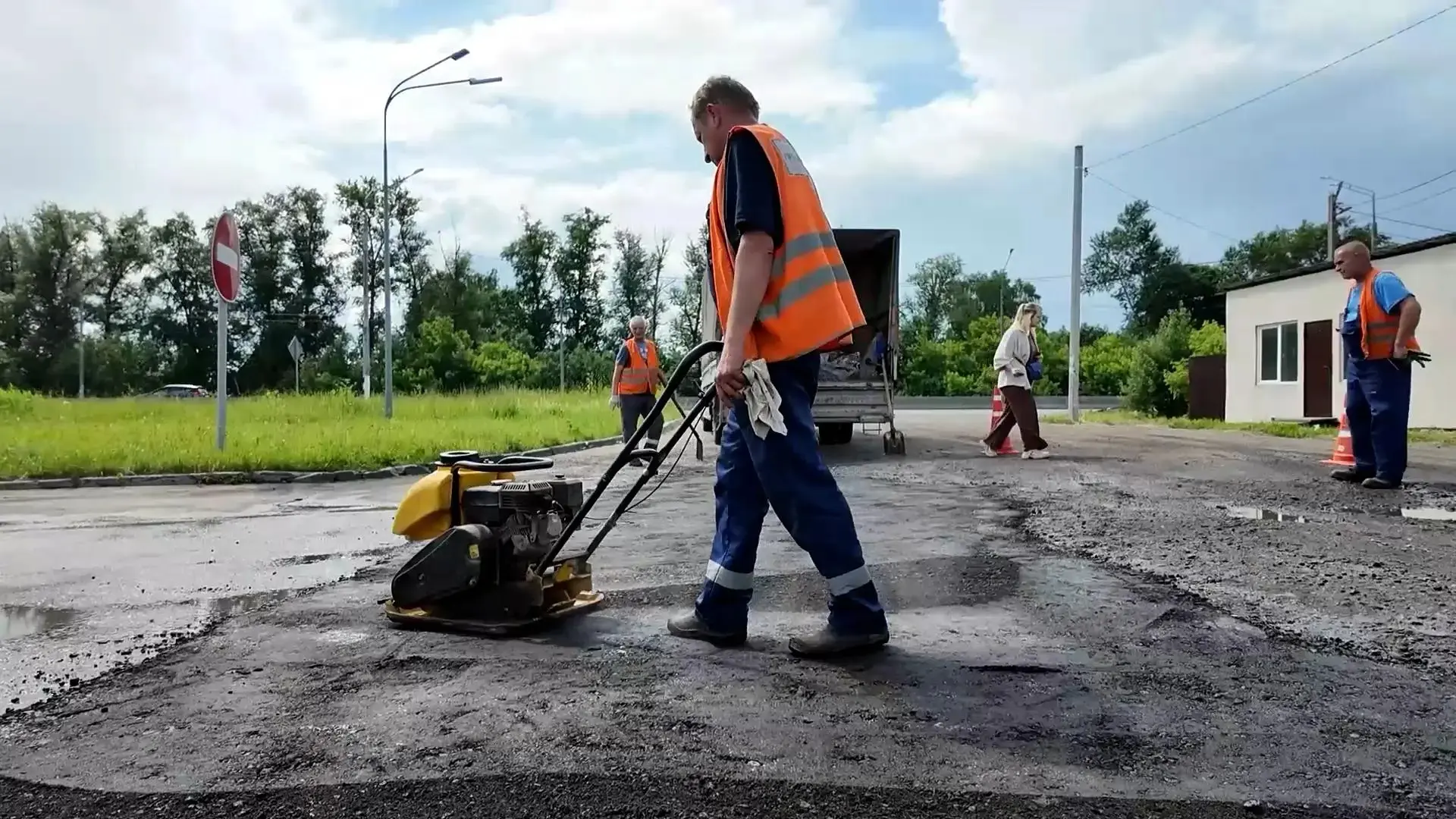 В городском округе Клин продолжается плановый ремонт дорожного покрытия. 

15 июня бригады работали 