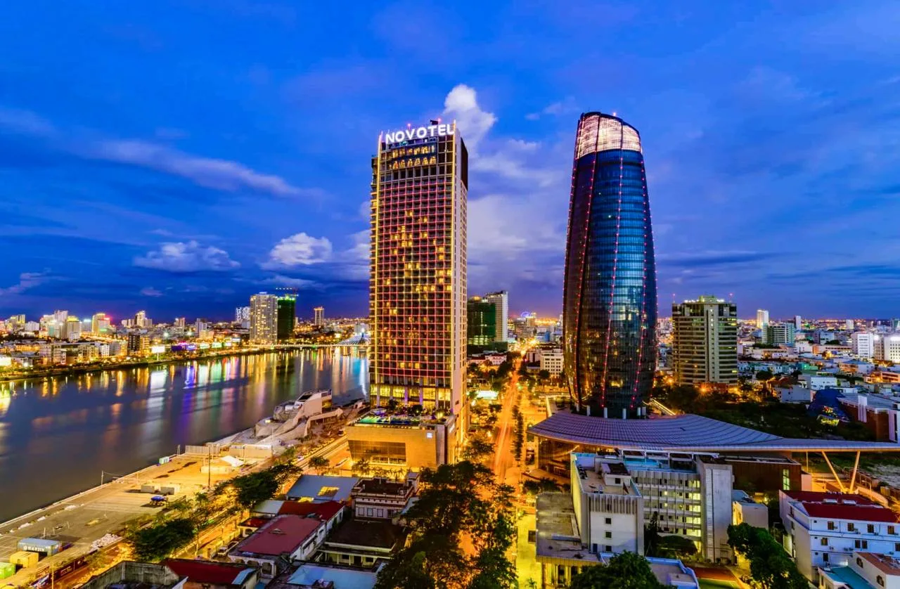 Дананг, Вьетнам 🇻🇳  🔹 Дананг - курорт на побережье Южно-Китайского моря. Пятый по численности во Вье