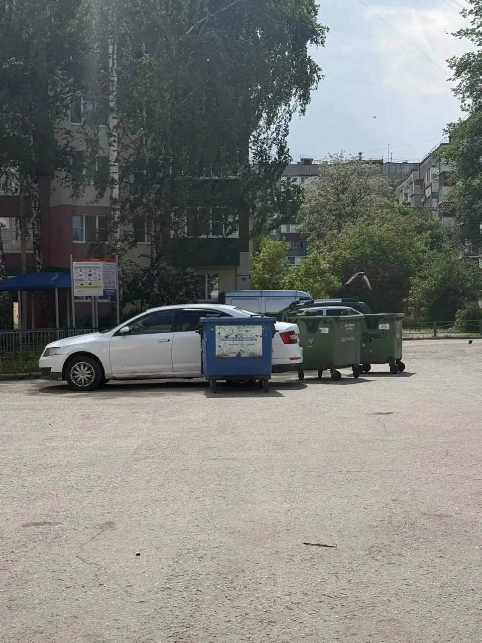 🌪 В Липецке мусорные баки решили, что они участники «Форсажа».  В 19-м микрорайоне ветер устроил нео