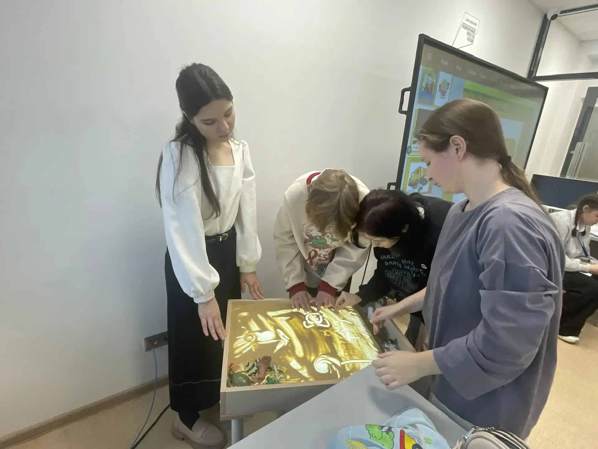 Школьники познакомились с профессией педагога на Дне открытых дверей НГПУ  Сегодня учащиеся девятых 